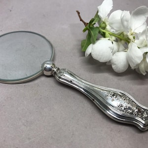 Antique sterling silver magnifying glass hallmarked Birmingham 1907. Ideal gift and desk accessory