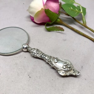 Antique, sterling silver handle magnifying glass hallmarked Birmingham 1912. Ideal gift and desk accessory