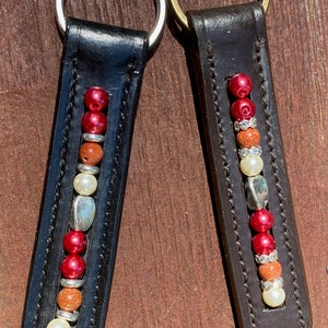 Llavero de cuero con cuentas con perlas Goldstone, color burdeos y crema, ojo de tigre y cuentas plateadas
