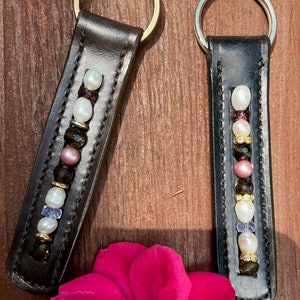 Llavero de cuero con cuentas con cuarzo ahumado, perlas color crema y pastel y cuentas en tonos dorados
