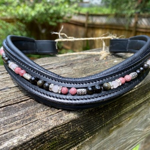 Pferdestirnband mit Rosenquarz, Obsidian und Rhodonit Perlen mit silbernen Wirbeln und Strasssteinen