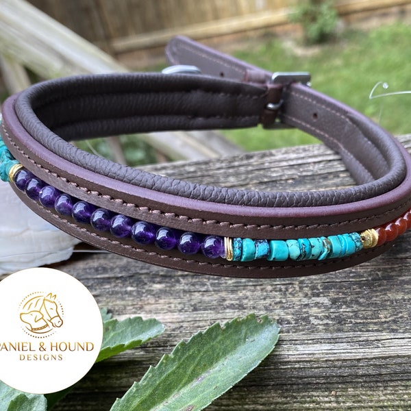 Collar, correa o conjunto de cuentas para perro. Cuentas de amatista, turquesa y cornalina con detalles dorados.