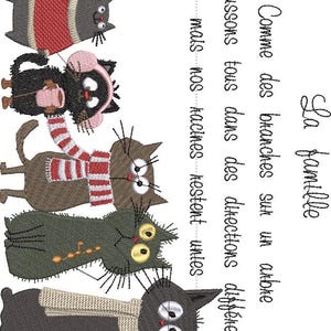 Peut inclure: Une broderie représentant une famille de chats. Les chats sont de différentes couleurs, portant des écharpes et des pulls. Le texte en français dit "La famille" et une citation sur l'unité familiale.