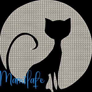 Könnte beinhalten: Eine schwarze Silhouette einer Katze, die auf einem weißen Hintergrund mit einem sich wiederholenden Muster sitzt. Der Text "Mamilafe" steht in blauen Buchstaben am unteren Rand des Bildes.