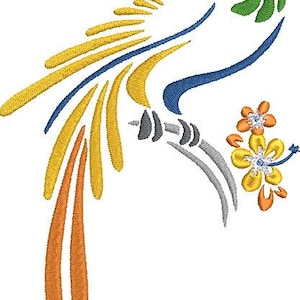 Peut inclure: Un motif de broderie représentant un perroquet stylisé avec du fil vert, jaune, bleu et orange. Le perroquet est perché sur une branche grise à côté de deux fleurs d'hibiscus jaunes et orange aux centres bleus, le tout en point linéaire.