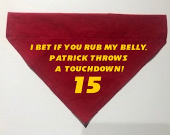 Könnte beinhalten: Ein rotes dreieckiges Haustier-Bandana mit gelbem Text. Der Text lautet: „I BET IF YOU RUB MY BELLY, PATRICK THROWS A TOUCHDOWN!“ und die Nummer „15“. Das Bandana ist wahrscheinlich für einen Hund oder ein anderes Haustier.