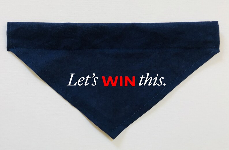 Puede incluir: Un bandana para perro azul marino con texto blanco que dice "Let's WIN this." La palabra "WIN" est&aacute; en rojo.