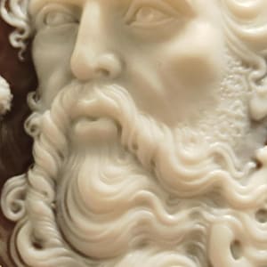 以下が含まれることがあります： ひげと流れる髪を持つ古典的な男性の姿を描いた、詳細なカメオ彫刻。 浮き彫りはクリームホワイト色で、茶色の背景にあり、金色の縁で縁取られています。 彫刻はおそらく貝殻または石で作られています。