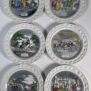 Puede incluir: Seis platos decorativos blancos con un borde texturizado. Cada plato presenta una ilustración en blanco y negro con toques de color que representan escenas de una narrativa histórica. Los platos tienen texto en la parte inferior de las ilustraciones.