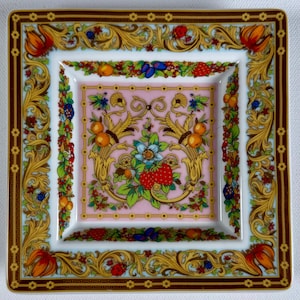Bandeja cuadrada de porcelana Versace Rosenthal Le Jardin, plato Medusa con estampado floral y frutal barroco.
