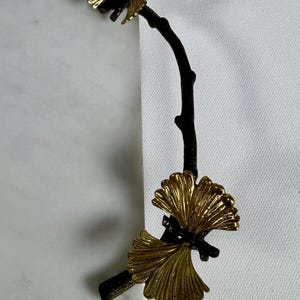 Vind de Michael Aram Butterfly Ginkgo marmeren kaasplank met messing handgrepen – luxe keukendecoratie
