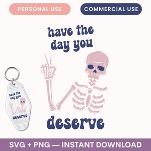 Könnte beinhalten: Rosa Skelett mit einem Peace-Zeichen und dem Text "have the day you deserve" in einer Retro-Schrift. Das Skelett trägt einen Schlüsselanhänger mit dem gleichen Text.