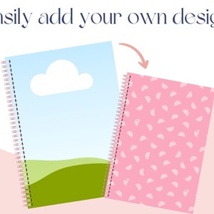 Op de afbeelding: Twee spiraalgebonden notitieboekjes, een met een ontwerp van een blauwe lucht en groen gras, de andere met een roze achtergrond en een patroon van witte halve cirkels. De tekst "easily add your own design" staat bovenaan de afbeelding.