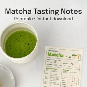 Puede incluir: Un cuenco de cerámica blanco lleno de té matcha verde vibrante. Una tarjeta imprimible de notas de cata de matcha está al lado del cuenco. La tarjeta incluye secciones para el color, el aroma, la textura y las valoraciones del primer sorbo.