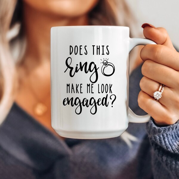 ¿Este anillo me hace parecer comprometida / Regalo de compromiso / Novia para ser taza / Futura Sra. Taza / Novia para ser regalo / Anuncio de compromiso / Taza comprometida