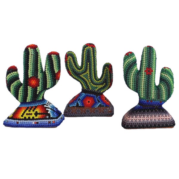 Cactus Huichol, Madera Decorada con Cuentas de Vidrio, Artesanía Mexicana, 9.4 x 5.6 cm (Uno)