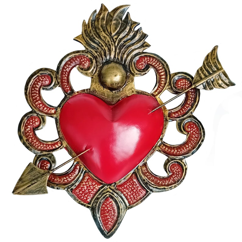Puede incluir: Un coraz&oacute;n rojo atravesado por una flecha, rodeado de un marco ornamentado de color dorado y rojo. El coraz&oacute;n es tridimensional y tiene un acabado brillante. El marco est&aacute; detallado con volutas y motivos florales.