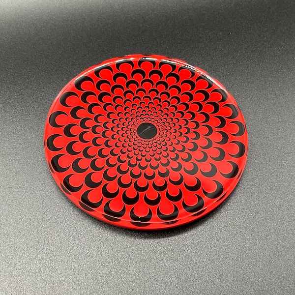 Sous verre très résistant en résine. Mandala rouge et noir peint à l’acrylique sur rondin de bois puis recouvert entièrement de résine.