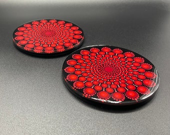 Lot de deux dessous de verre entièrement faits main. Mandalas à l’acrylique sur rondins de bois protégés de vernis et résine epoxy.