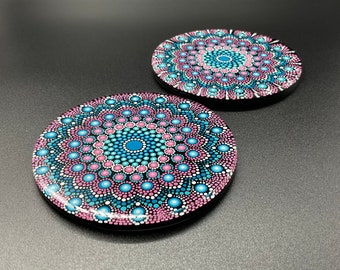 Assortiment de deux dessous de verres en résine. Peinture de mandalas sur rondins de bois protégés entièrement de résine. Très résistants.