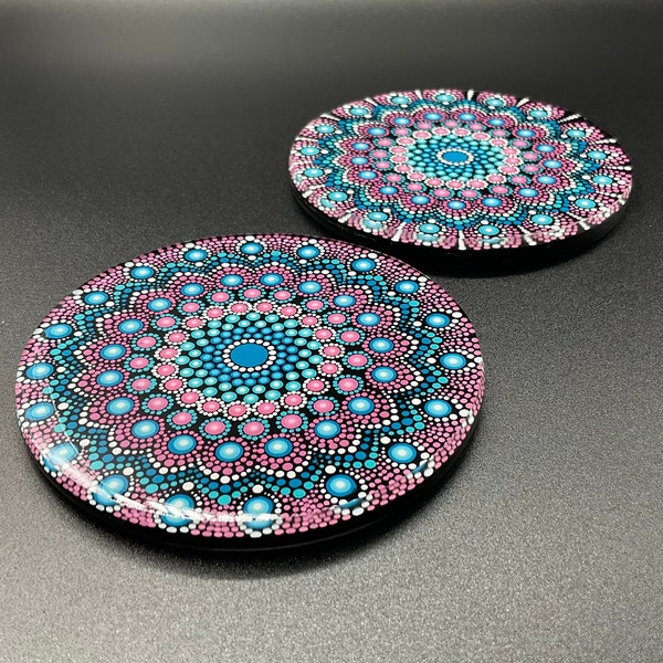 Assortiment de deux dessous de verres en résine. Peinture de mandalas sur rondins de bois protégés entièrement de résine. Très résistants.