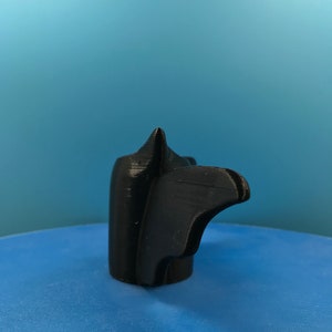 Peut inclure: Un objet imprim&eacute; en 3D de couleur noire avec un design abstrait unique. L'objet a une finition lisse et mate et semble &ecirc;tre en plastique.