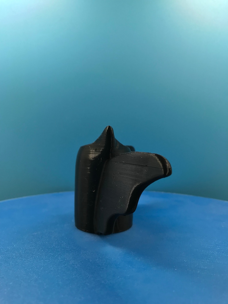 Peut inclure: Un objet imprim&eacute; en 3D de couleur noire avec un design abstrait unique. L'objet a une finition lisse et mate et semble &ecirc;tre en plastique.