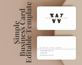 Könnte beinhalten: Zwei weiße Visitenkarten mit abgerundeten Ecken. Die obere Karte zeigt die Initialen "TAT" in Schwarz mit "WINNIE SPAULDING" darunter. Die untere Karte zeigt Kontaktinformationen, einschließlich einer Website, Telefonnummer und Adresse.