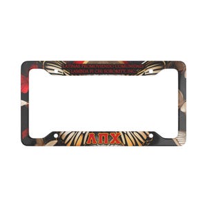 Könnte beinhalten: Schwarzer Kennzeichenrahmen mit einem dekorativen Rand mit Schmetterlingen und Zebrastreifen. Der Rahmen enthält den Text "LATINAS PROMOVIENDO COMUNIDAD/ LAMBDA PI CHI SORORITY, INC" und die griechischen Buchstaben "ΛΠΧ" in Rot und Gold.