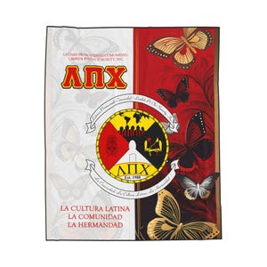 Könnte beinhalten: Eine quadratische Decke der Lambda Pi Chi Sorority. Die Decke hat einen weißen und roten Hintergrund mit Schmetterlings- und Blumendesigns. Das Logo und der Text der Verbindung sind in der Mitte abgebildet. Der Text enthält "LATINAS PROMOVIENDO COMUNIDAD/ LAMBDA PHI CHI SORORITY, INC" und "LA CULTURA LATINA LA COMUNIDAD LA HERMANDAD."