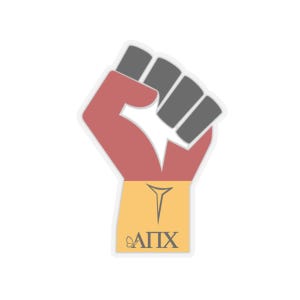 Puede incluir: Una pegatina con un puño en alto en rojo y gris, con una pancarta amarilla en la base. La pancarta muestra un símbolo 'T' estilizado y las letras griegas 'ΑΠΧ' en negro.