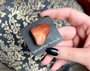 Broche de pedra cornalina eletroformada, talismã de bruxa, gótico e xamã, presente de entomologia, estranheza e curiosidade.