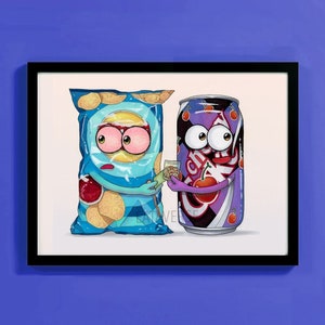 Könnte beinhalten: Gerahmter Druck mit Cartoon-Illustrationen einer Chipstüte und einer Limonadendose mit Kirschgrafiken. Die Chipstüte ist blau mit einem gelben Chip. Die Limonadendose ist lila mit dem Wort "ch" sichtbar.