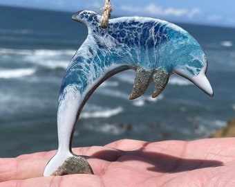 Adorno de delfín de resina: arena real y olas de mar para la playa.