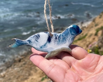 Adorno de león marino: Muelle 39 de San Francisco, arena real y olas del océano