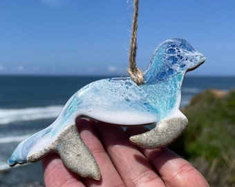 Hars babyzeehondornament: oceaangolven, echt zand, uniek