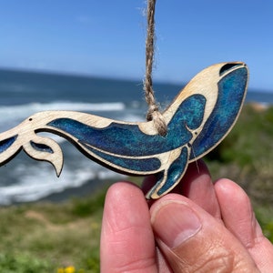Harshouten walvisornament: oceaanblauwe kerstversiering