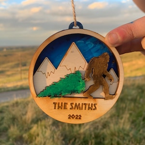 Décoration Bigfoot personnalisée : cadeau de famille en bois peint à la main