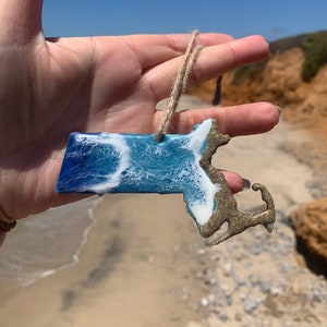 Massachusetts Ornament, Magnet, Schlüsselanhänger Harz ein einer Art, Cape Cod Weihnachtsverzierung mit echtem Sand und Meereswellen, Wanddekoration