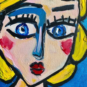 Peut inclure: Peinture de portrait abstrait d'un visage de femme avec des lignes et des couleurs audacieuses. Comprend des yeux bleu vif, des lèvres et des joues rouges et des cheveux jaunes. L'œuvre est signée en bas à droite.