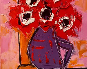 Op de afbeelding: Een paarse vaas met een getextureerd oppervlak houdt een boeket rode bloemen met witte centra vast. De bloemen zijn geschilderd in een gedurfde, expressieve stijl met dikke penseelstreken. De achtergrond is een mix van roze en oranje.