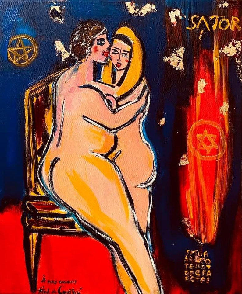 以下が含まれることがあります： 赤い背景に、裸の2人の人物が抱き合っている絵画。人物は、スタイリッシュで漫画のようなスタイルで描かれている。背景は濃い青色で、金色のアクセントが付けられている。絵画には、「SATOR AREPO TENET OPERA ROTAS」というテキストと、ダビデの星が2つ描かれている。