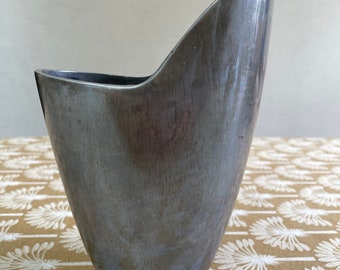 Vaso industriale modernista design Anna Efverlund realizzato in alluminio