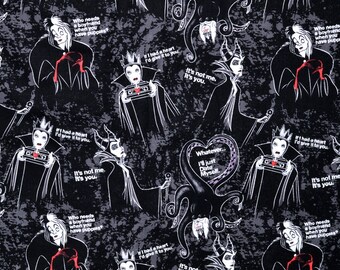 Op de afbeelding: Zwart-witte stof met een herhalend patroon van Disney-schurken, waaronder Maleficent en Cruella de Vil. De stof bevat citaten van de personages, zoals "Het ben ik niet, het ben jij." en "Wie heeft een vriendje nodig als je puppy's hebt?"