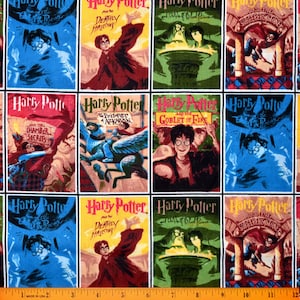 Op de afbeelding: Een kleurrijke stof met een herhalend patroon van Harry Potter-boekomslagen. De omslagen zijn in verschillende kleuren, waaronder rood, blauw, groen en geel. De tekst op de omslagen bevat de titel "Harry Potter" en de namen van de boeken, zoals "De Steen der Wijzen", "De Geheime Kamer" en "De Gevangene van Azkaban".