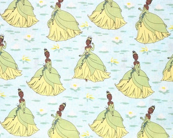 TISSU PRINCESS TIANA | Vendu par demi-mètre ! | Coupe continue ! | 100 % coton matelassé | Disney Princesses et la grenouille bleu vert