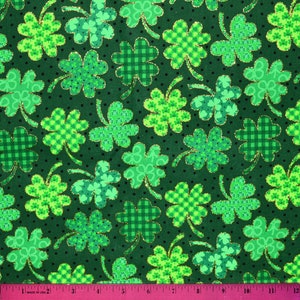 Puede incluir: Tela verde con un patrón repetido de tréboles de cuatro hojas. Los tréboles están hechos de diferentes tonos de verde y tienen un contorno de purpurina dorada. El fondo es verde oscuro con pequeños puntos blancos.