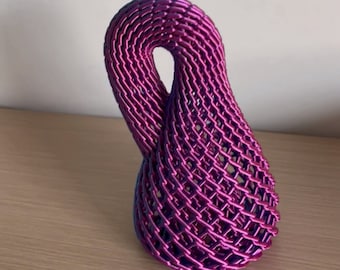kleine 3D gedruckte Kunst, Farbverlauf von lila zu blau.