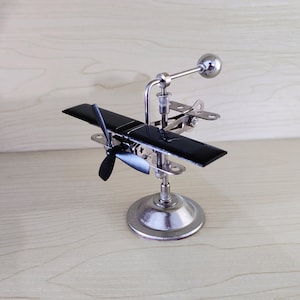 Kinetic Balance Spielzeug - Solar Flugzeug, Metall, mechanische Kunst, einzigartige und Auto-Anhänger, kreative Dekoration für Autos, Schreibtischdekoration