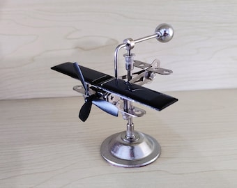 Solar Plane Kinetic Balance Spielzeug: Metall Mechanische Kunst Desktop Dekor, Autodekoration